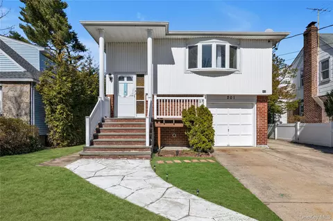 201 Montauk St, Valley Stream, NY 11580