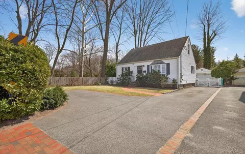 28 Harbor Rd, North Hempstead, NY 11050