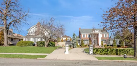 27 Center Dr, New York, NY 11357