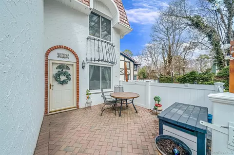 842 Golf Ln, Medford, NY 11763