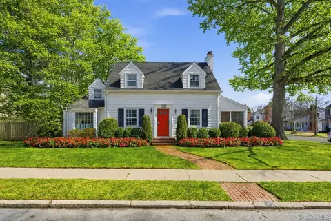 121 Knollwood Rd, Rockville Centre, NY 11570