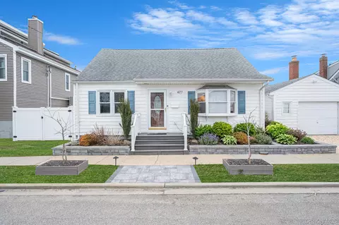 677 S 9th St, Lindenhurst, NY 11757