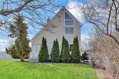 7 Roan Ln, Riverhead, NY 11901