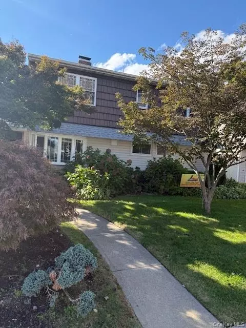 112 Gun Ln, Levittown, NY 11756