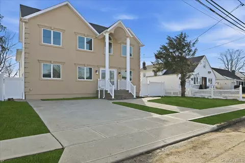 1050 Hastings St, Baldwin, NY 11510