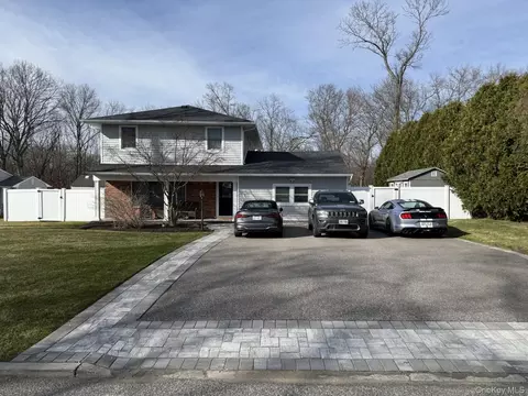 3 Pimlico Ct, Commack, NY 11725