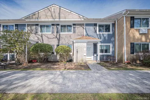 40 W 4th St #206, Patchogue, NY 11772