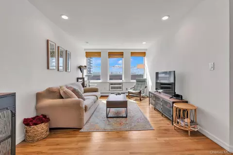 25 W Broadway #207, Long Beach, NY 11561