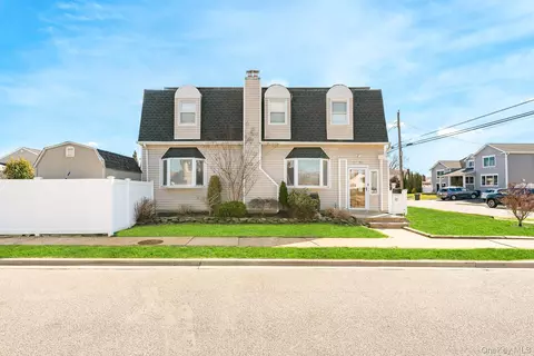 2431 Riverside Dr, Wantagh, NY 11793