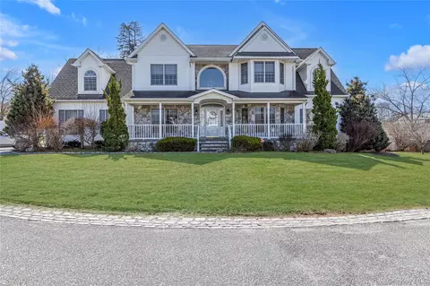 4 Gianna Ct, Hauppauge, NY 11788