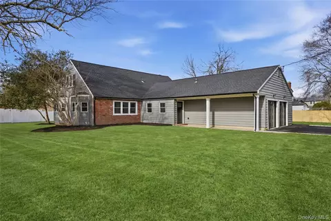168 Bayview Dr, Oakdale, NY 11769