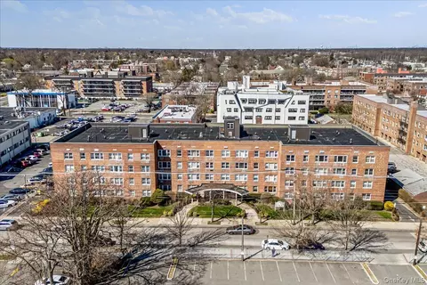 100 S Ocean Ave #2B, Freeport, NY 11520