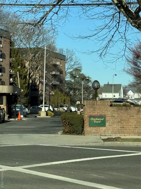 3 Birchwood Ct #5B, North Hempstead, NY 11501