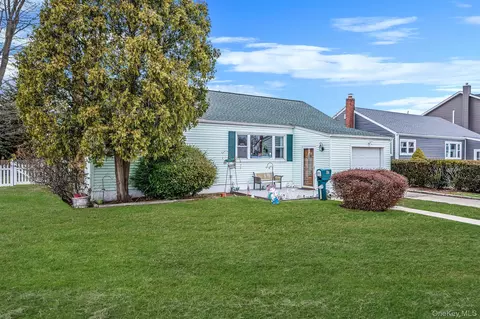 43 E June St, Lindenhurst, NY 11757