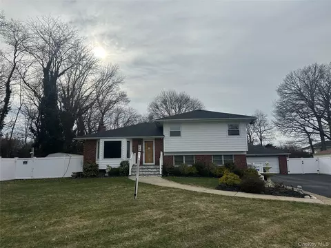 12 Parkdale Dr, Farmingdale, NY 11735