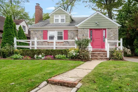 57 Carol St, Lynbrook, NY 11563