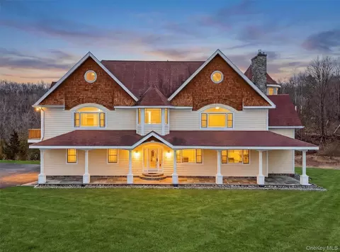 48 Eastview Ln, Red Hook, NY 12571