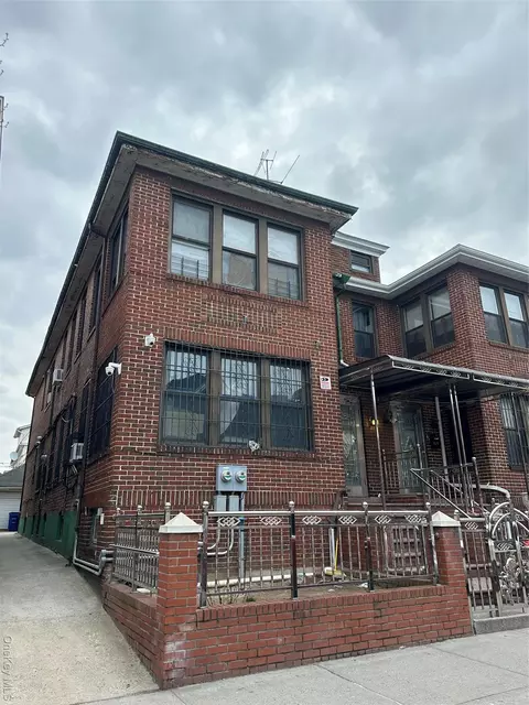 3533 90th St, New York, NY 11372