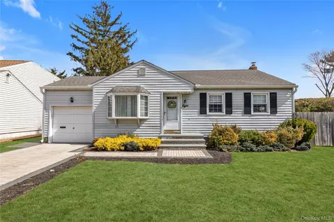 8 E Gate, Plainview, NY 11803
