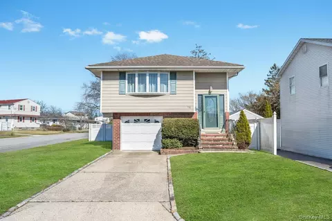 178 5th Ave, West Babylon, NY 11704