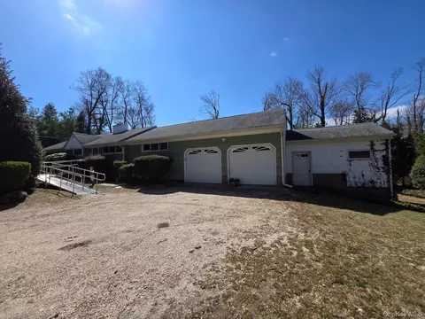 858 Fort Salonga Rd, Northport, NY 11768