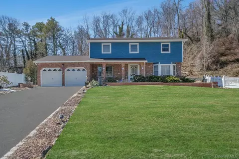 3 New Jersey Ct, Dix Hills, NY 11746