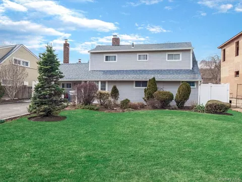 34 Hedge Ln, Westbury, NY 11590