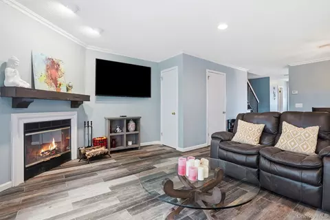 Living - 85 Hemlock Cir, Peekskill, NY 10566 photo 3 of 3