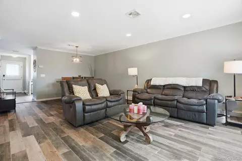 Living - 85 Hemlock Cir, Peekskill, NY 10566 photo 1 of 3