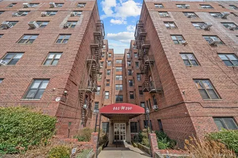 445 W 240th St #5N, New York, NY 10463