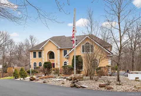7 Farm Hollow Rd, New Windsor, NY 12553