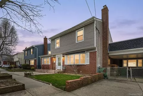 305 S 8th St, North Hempstead, NY 11040