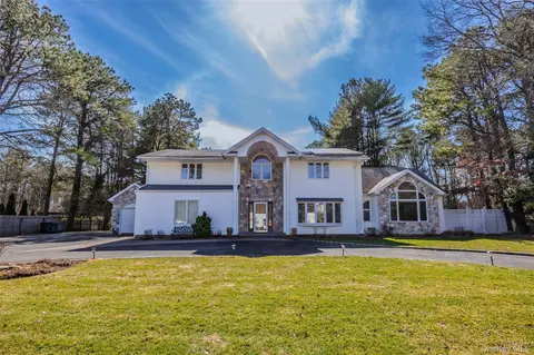 12 E Dosoris Ln, Dix Hills, NY 11746