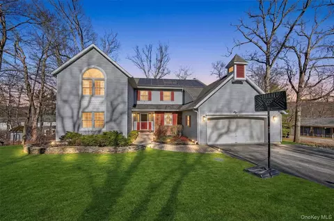 22 Dogwood Dr, Central Valley, NY 10917