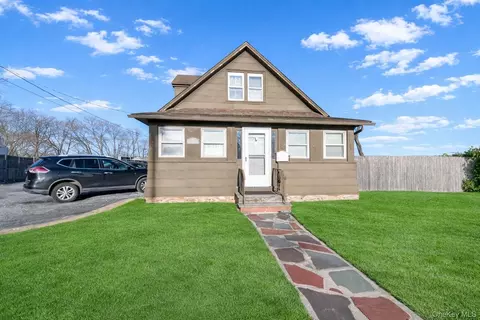 61 River Ave, Brookhaven, NY 11772