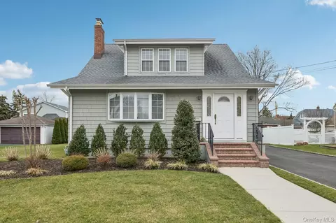 449 S 1st St, Lindenhurst, NY 11757