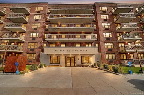 1376 Midland Ave #810, Bronxville, NY 10708