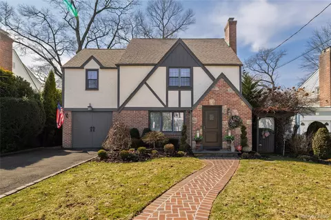 43 Webster St, Malverne, NY 11565