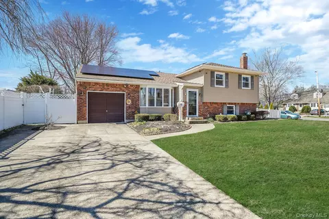 18 Wendorf Ct, North Babylon, NY 11703