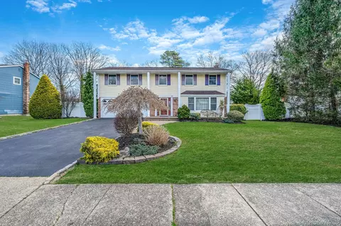151 Wedgewood Dr, Hauppauge, NY 11788