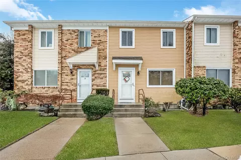 8 Town House Dr, Massapequa Park, NY 11762