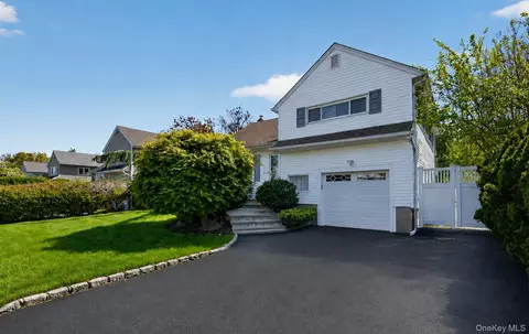 9 Marilyn Blvd, Plainview, NY 11803