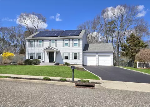 5 Dorothy Ln, Holbrook, NY 11741