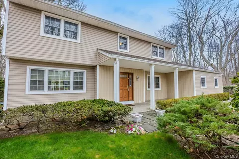 3 Townsend Ct, Setauket, NY 11733