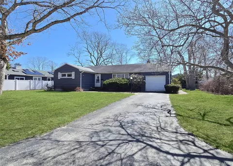 138 E Madison St, East Islip, NY 11730