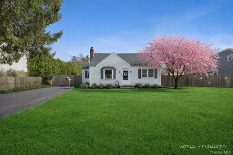 42 Smith St, Greenlawn, NY 11740
