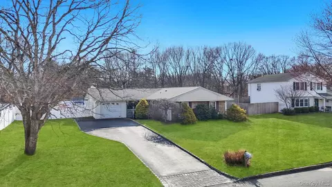 27 Westbrook Rd, Coram, NY 11727