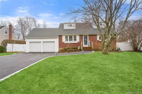 44 Robinson St, Shoreham, NY 11786