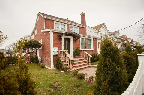11601 221st St, Cambria Heights, NY 11411