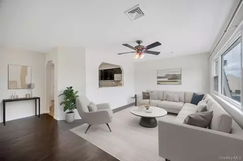 1 Atlantic Ave #74, Farmingdale, NY 11735
